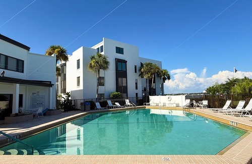 Englewood Condo | 2BR Condo – Heated Pool, Lanai & Walk to Beach