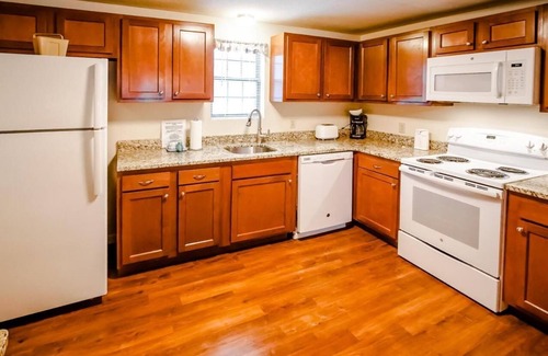 Mashpee Condo | 2BR Condo in Cape Cod w/Patio & Laundry