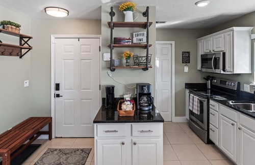 Branson West Condo | 2BR Condo ~ Near SDC ~ 2 Pools ~ Golf Onsite ~ FREE TICKETS INCLUDED! (SB 9-5)