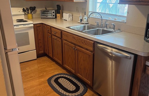 Englewood Condo | 2BR Condo w/Pool, Wi-Fi & Parking – Walk to Groceries, 3 Miles from Beach