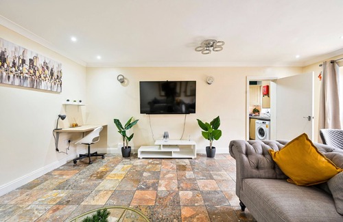 Forest Gate Apartment | 2BR Contractor Stay | WiFi, Parking | 25% Monthly