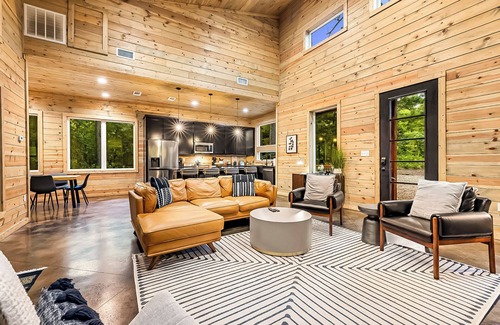 Pickens Cabin | 2BR Cozy Getaway | Firepit, Hot Tub & Luxe Design