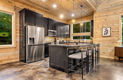 Pickens Cabin | 2BR Cozy Getaway | Firepit, Hot Tub & Luxe Design