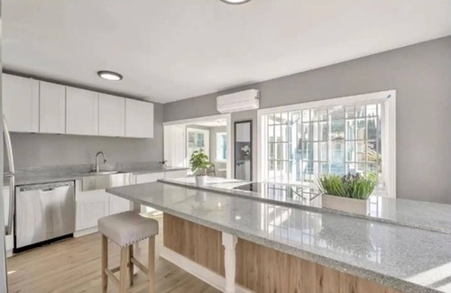 Oakland House | 2BR Cozy Oakland Gem