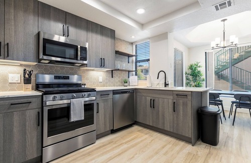 Pinnacle Peak Apartment | 2BR CozySuites at Kierland Commons with pool #06