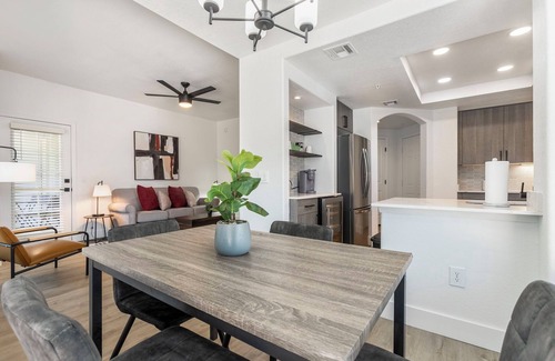 Pinnacle Peak Apartment | 2BR CozySuites at Kierland Commons with pool #09