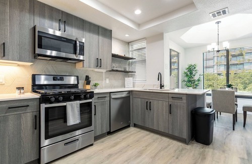 Pinnacle Peak Apartment | 2BR CozySuites at Kierland Commons with pool #11