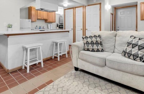 Des Moines Apartment | 2BR Downtown Apt + Free Parking Your Urban Retreat