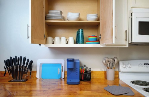 Southtown Apartment | 2BR Downtown Flat Insurance & Relocation Housing Fast Wi-Fi 30+ 30+ days