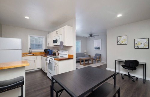 Southtown Apartment | 2BR Downtown Flat Insurance & Relocation Housing Fast Wi-Fi 30+ 30+ days