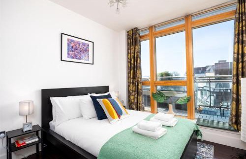Kilmainham Apartment | 2BR Dublin Apt Balcony, Plants & Electric Piano