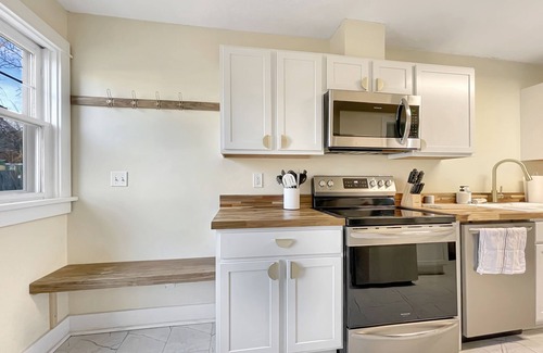 Des Moines House | 2BR Family Charmer Duplex near Drake