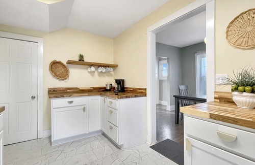 Des Moines House | 2BR Family Charmer Duplex near Drake