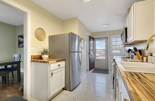 Des Moines House | 2BR Family Charmer Duplex near Drake