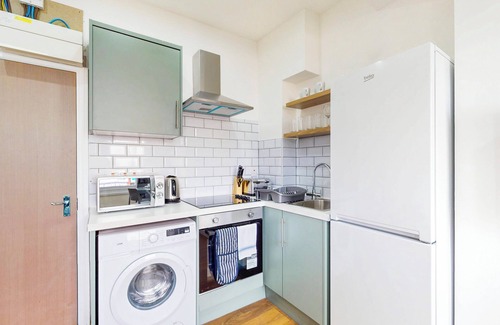 Greenwich Apartment | 2BR Flat 5 Min Walk to New Cross Station