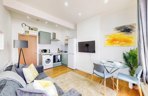 Greenwich Apartment | 2BR Flat 5 Min Walk to New Cross Station