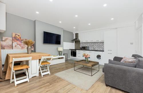 Earl's Court Apartment | 2BR flat in Kensington, 2 mints Earl's Court tube