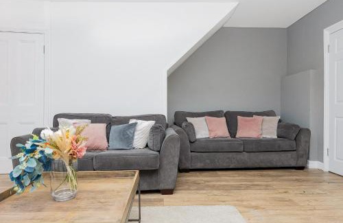Earl's Court Apartment | 2BR flat in Kensington, 2 mints Earl's Court tube