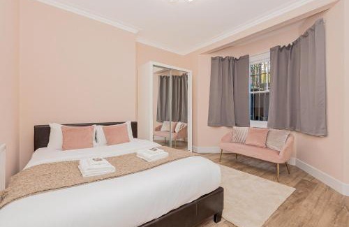 Earl's Court Apartment | 2BR flat in Kensington, 2 mints Earl's Court tube