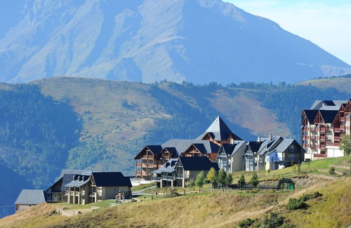 Peyragudes Apartment | 2BR for 6 with shuttle access, pool, ski-in/ski-out, and modern amenities