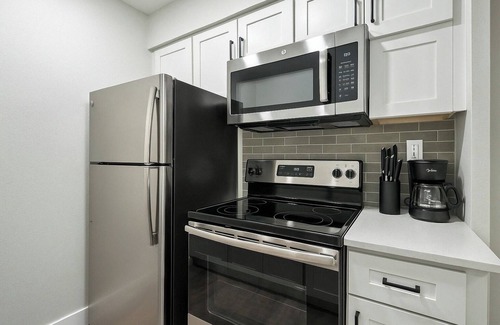 Village Grove Apartment | 2BR Gem+2Bd+70"SmartTV+FreeParking