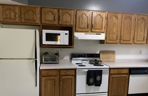 Murphysboro Apartment | 2br Guest Suite In Town on 4 Acre Private Estate