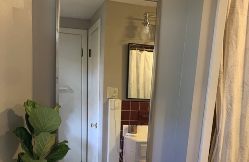 Murphysboro Apartment | 2br Guest Suite In Town on 4 Acre Private Estate