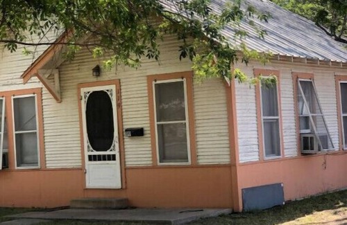 Uvalde House | 2BR HOME, fast WiFi, fenced yard, pet friendlyn