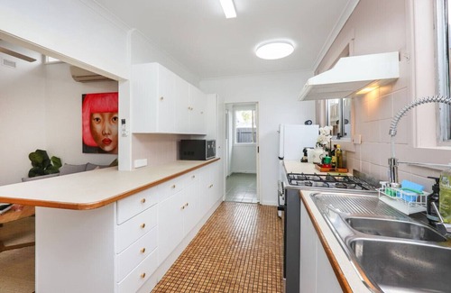 Yarraville House | 2BR Home with Private Backyard, Free Parking, Fast Wi-Fi - 3-Min Walk to Yarraville Village