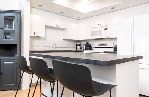 Blueberry Hill Condo | 2BR + Loft | King Bed w/Ensuite & Walk-in Closet | Communal Hot Tub & Sauna | Private Balcony