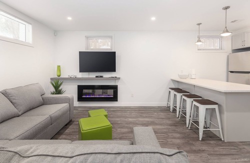 Saskatoon House | 2BR Lower Suite near Broadway w/Fireplace