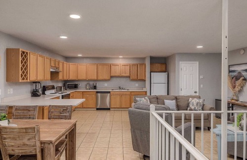 Wasilla House | 2BR Lux Lakeshore Retreat