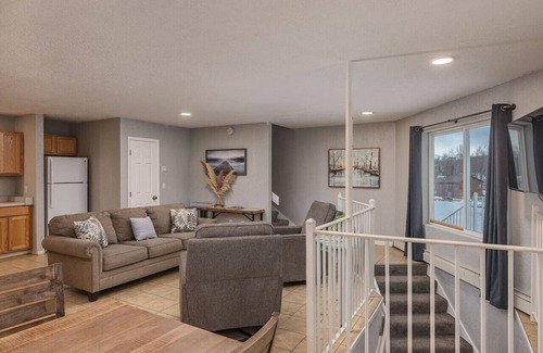 Wasilla House | 2BR Lux Lakeshore Retreat