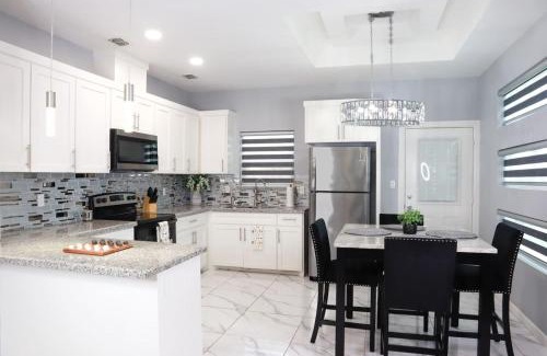 Alamo Apartment | 2BR Luxe Home Near Downtown Pharr