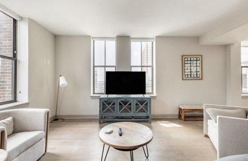 Downtown Baltimore Apartment | 2BR Luxury Apartment With Rooftop Deck & Pool