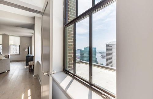 Downtown Baltimore Apartment | 2BR Luxury Apartment With Rooftop Deck & Pool