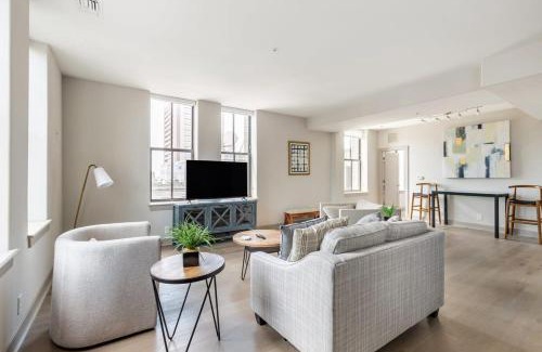 Downtown Baltimore Apartment | 2BR Luxury Apartment With Rooftop Deck & Pool