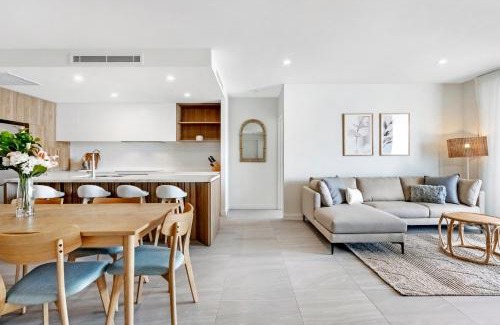 Palm Beach Apartment | 2BR Luxury Central Palm Beach Apartment (Best Location!)