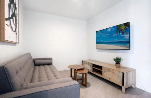 Palm Beach Apartment | 2BR Luxury Central Palm Beach Apartment (Best Location!)