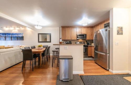 Alpine Meadows House | 2BR Mins to Alpine Base Area Palisades!