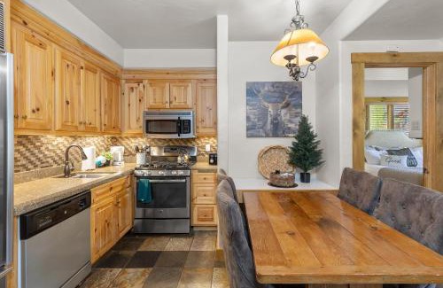 Mountain Village House | 2BR Mountain Lodge Luxury Skiin out Best Amenities