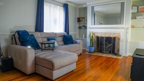 Near East Columbus House | 2BR near Airport Franklin Park and Downtown