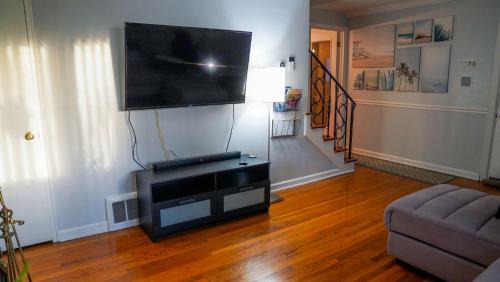 Near East Columbus House | 2BR near Airport Franklin Park and Downtown