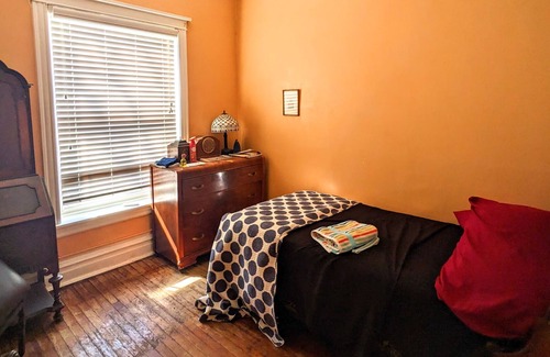 Woodlawn Condo | 2BR near Hyde Park UChicago Medical Museums Robie House Large & Comfortable