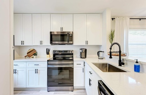 Bay Acres House | 2BR Oasis with a Cozy Lanai 5 Min to Nokomis Beach