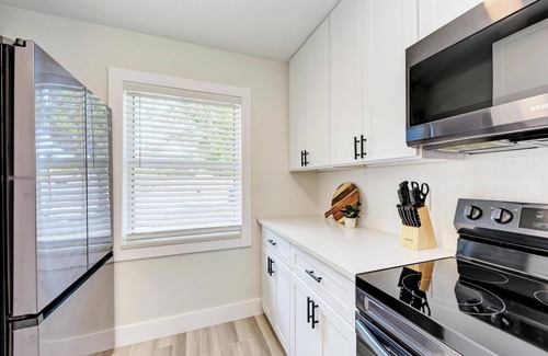 Bay Acres House | 2BR Oasis with a Cozy Lanai 5 Min to Nokomis Beach