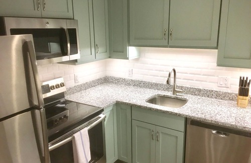 Historic Hill Apartment | 2BR - Off Bellevue, Nautical Newport, Centrally Located, Walk to everything!