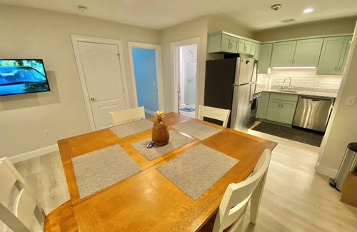 Historic Hill Apartment | 2BR - Off Bellevue, Nautical Newport, Centrally Located, Walk to everything!
