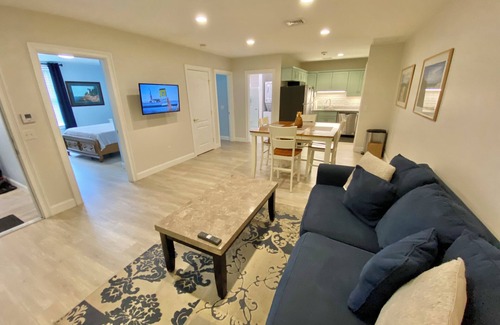 Historic Hill Apartment | 2BR - Off Bellevue, Nautical Newport, Centrally Located, Walk to everything!