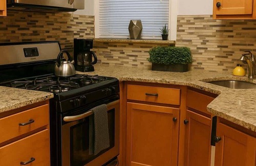 Boystown Apartment | 2BR on N Halsted St: Lakeview Living